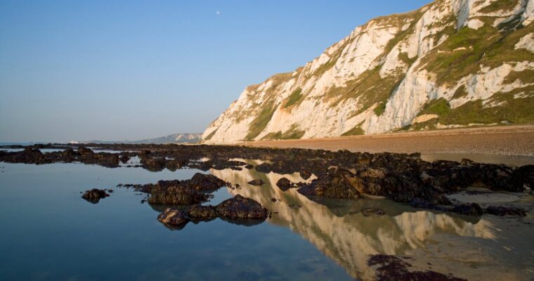 Rockpool underneath chalk cliffs