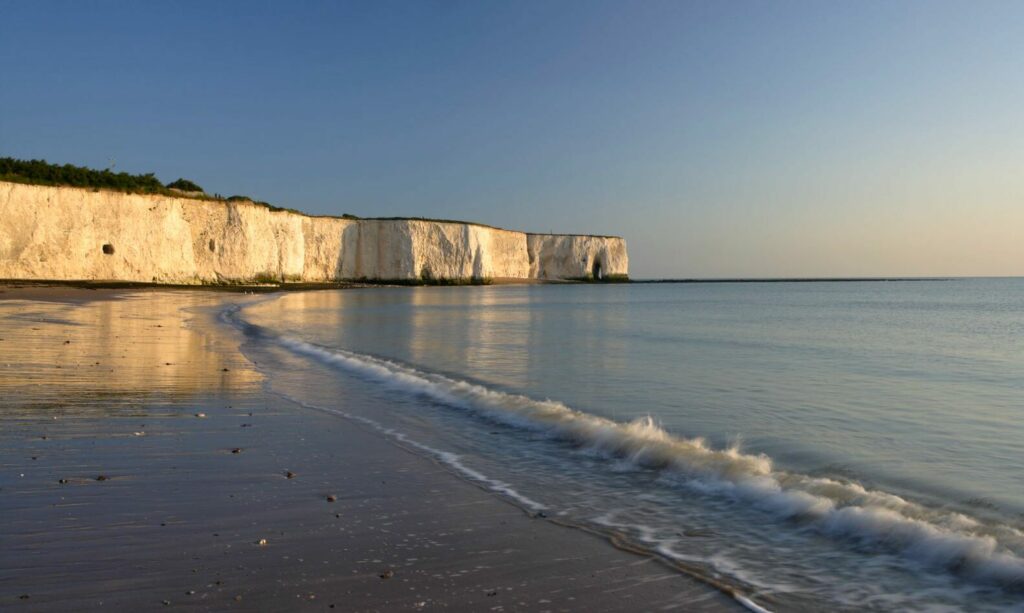 Kingsgate Bay shore line and cliffs